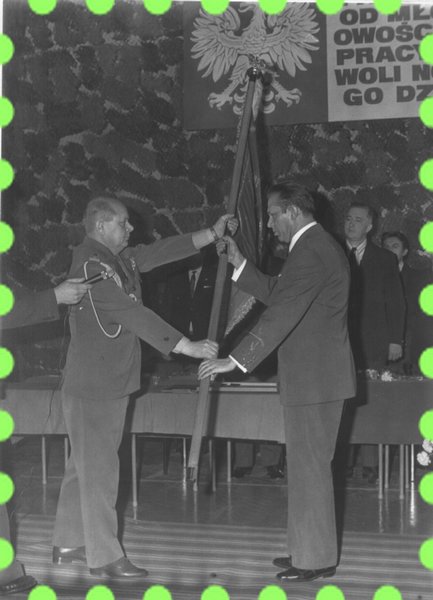 1974-wreczenie sztandaru 2.jpg