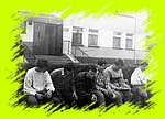 1982ok-przy internacie.jpg